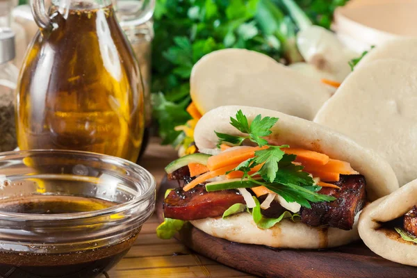 Gua Bao Ångad Bullar Med Sidfläsk Och Vegetabiliska Asiatiska Köket — Stockfoto