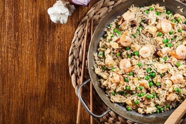 Arroz Frito Com Camarão Legumes Uma Panela Ato Fritar Prato — Fotografia de Stock