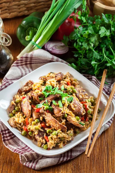 鶏と野菜のチャーハンはプレートで提供しています 人気の中国料理 トップ ビュー — ストック写真