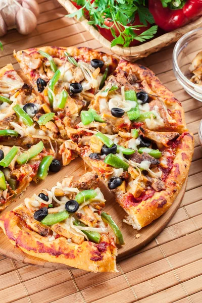 Pizza Picante Com Giroscópios Frango Pimenta Verde Azeitonas Cebola Tábua — Fotografia de Stock