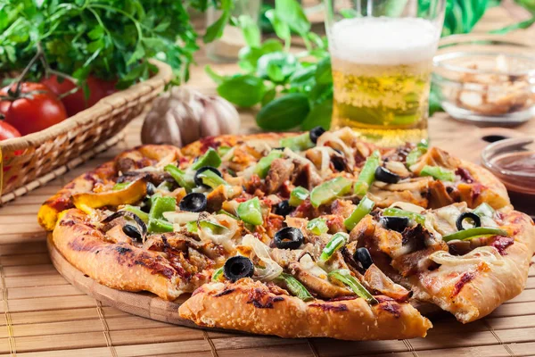 Tavuk Döner Yeşil Biber Zeytin Soğan Kesme Tahtası Üzerinde Pizza — Stok fotoğraf