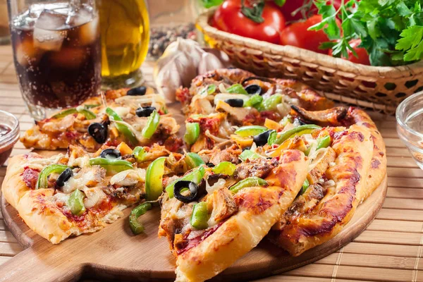 Pizza Mit Chicken Gyros Grünem Pfeffer Oliven Und Zwiebeln Auf — Stockfoto
