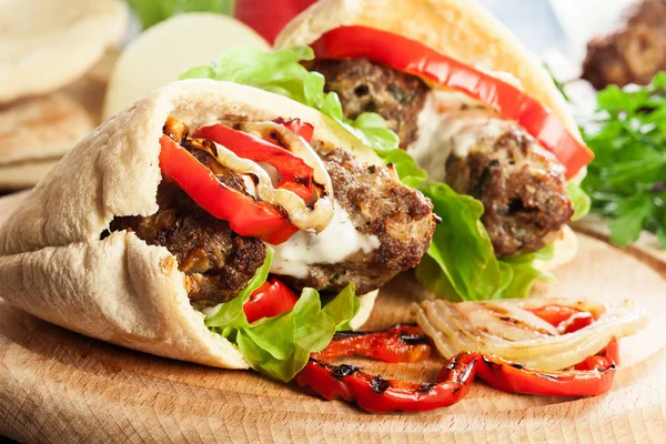 Kofta Kebab Savoureux Avec Paprika Grillé Oignon Servi Sur Pain — Photo