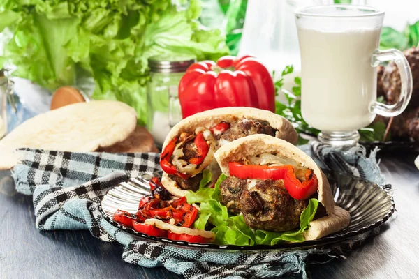 Smaczny Kebab Kofta Grillowaną Papryką Cebulą Podawany Chlebie Pita Flatbread — Zdjęcie stockowe