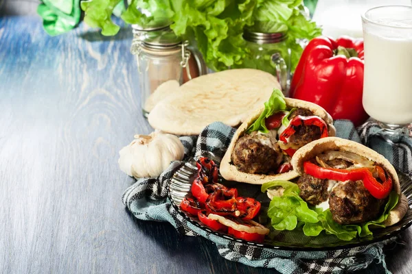 Smaczny Kebab Kofta Grillowaną Papryką Cebulą Podawany Chlebie Pita Flatbread — Zdjęcie stockowe