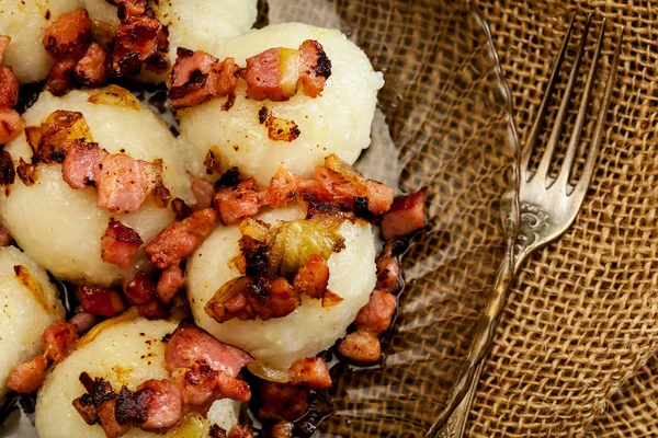 Kroppkakor Fyllda Med Kött Som Serveras Med Bacon Tallrik Ovanifrån — Stockfoto