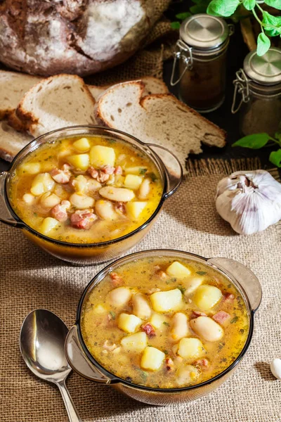Суп з білої квасолі з картоплею та беконом — стокове фото