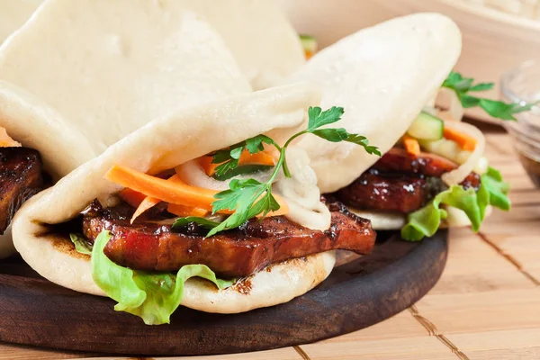 Gua Bao Ångad Bullar Med Sidfläsk Och Vegetabiliska Asiatiska Köket — Stockfoto