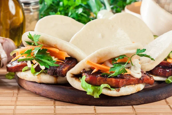 Gua Bao Ångad Bullar Med Sidfläsk Och Vegetabiliska Asiatiska Köket — Stockfoto