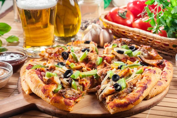 Pizza Mit Chicken Gyros Grünem Pfeffer Oliven Und Zwiebeln Auf — Stockfoto
