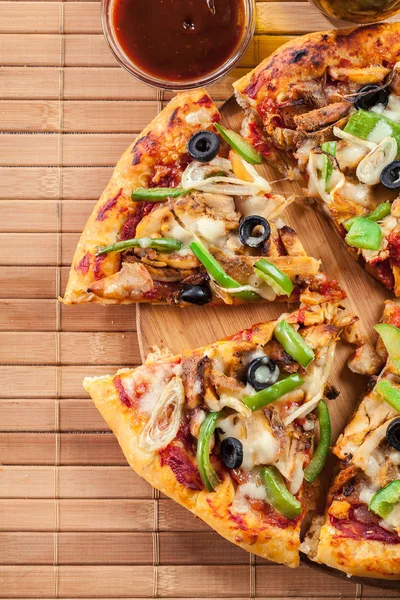 Kryddig Pizza Med Kyckling Gyros Grön Paprika Oliver Och Lök — Stockfoto