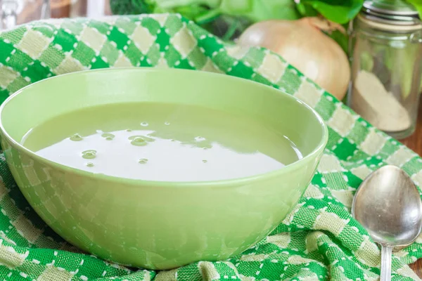 田园餐桌上的绿碗西兰花奶油汤 — 图库照片