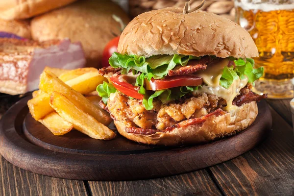Chickenburger Μπέικον Ντομάτα Τυρί Και Μαρούλι Σερβίρεται Τηγανητές Πατάτες Και — Φωτογραφία Αρχείου