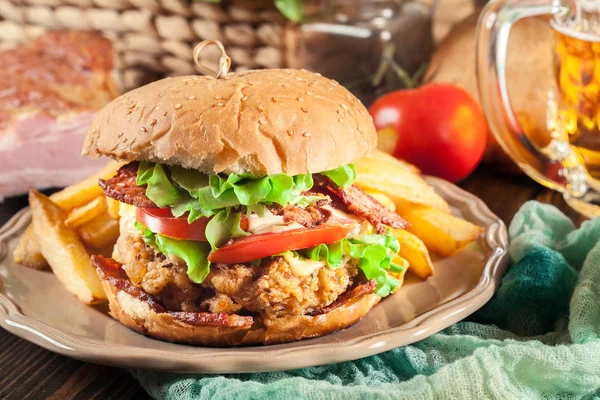 Chickenburger Slaninou Rajčaty Sýrem Salát Podávaný Hranolky Pivo — Stock fotografie