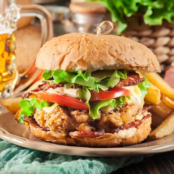 Chickenburger Slaninou Rajčaty Sýrem Salát Podávaný Hranolky Pivo — Stock fotografie