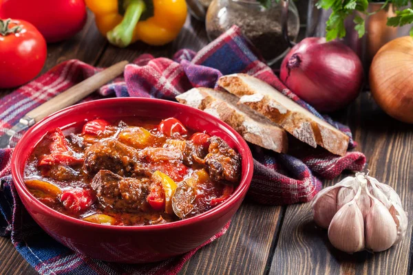 Goulash Tradicional Carne Húngara Com Pimenta Vermelha Amarela — Fotografia de Stock