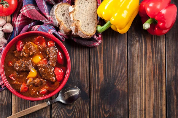 Traditionele Hongaarse Beef Goulash Met Rode Gele Peper — Stockfoto