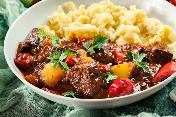 Goulash Tradicional Carne Húngara Serrada Com Macarrão Galuska — Fotografia de Stock