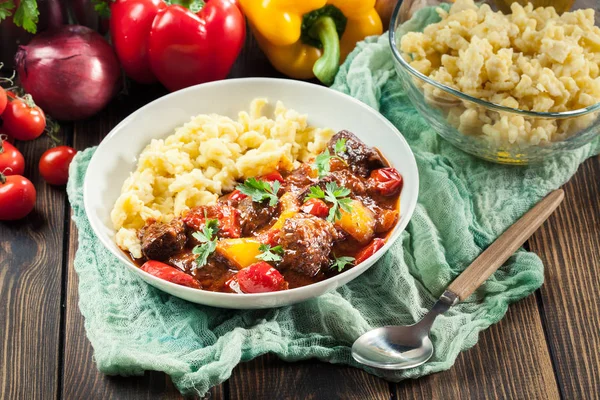 Goulash Daging Sapi Tradisional Hungaria Disertakan Dengan Mie Galuska — Stok Foto