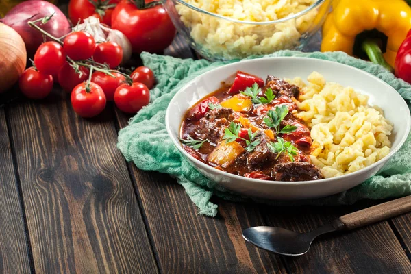 Goulash Tradicional Húngaro Carne Servida Con Fideos Galuska — Foto de Stock