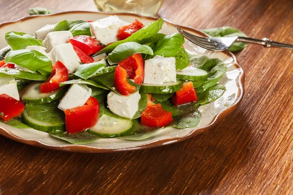 Insalata Spinaci Freschi Con Feta Cetriolo Paprica Rossa Piatto Concetto — Foto Stock