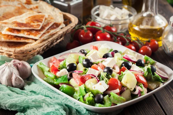 Ensalada Griega Con Verduras Frescas Queso Feta Aceitunas Negras —  Fotos de Stock