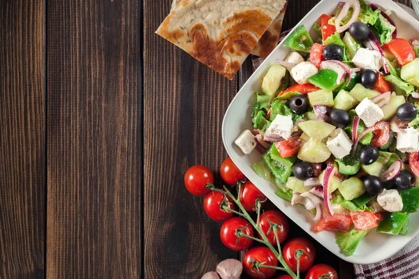 Grekisk Sallad Med Färska Grönsaker Fetaost Och Svarta Oliver Ovanifrån — Stockfoto