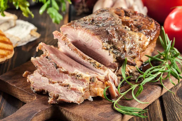 Gebackener Schweinebauch Oder Speck Auf Schneidebrett Gebratenes Fleisch — Stockfoto