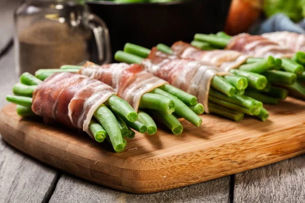 Haricot Vert Enveloppé Dans Bacon Fumé Sur Une Planche Découper — Photo