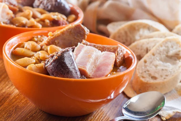 Schüssel Mit Fabada Asturiana Vorhanden Traditioneller Spanischer Bohneneintopf Mit Chorizo — Stockfoto