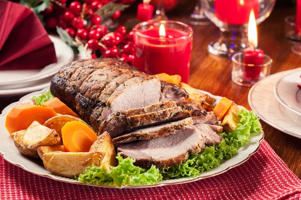 Gebratene Schweinelende Mit Bratkartoffeln Und Gemüse Weihnachtsstimmung — Stockfoto