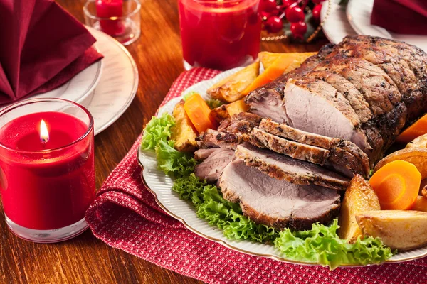 Gebratene Schweinelende Mit Bratkartoffeln Und Gemüse Weihnachtsstimmung — Stockfoto