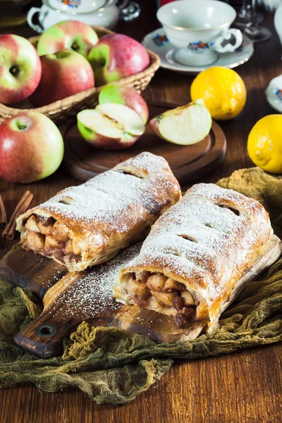 アップル レーズン シナモンと伝統的なパフペーストリーのStrudel — ストック写真