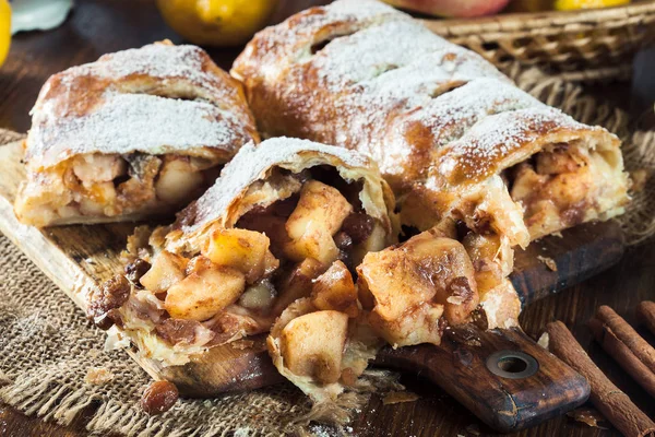 Strudel Tradizionale Pasta Sfoglia Con Mela Uva Passa Cannella — Foto Stock