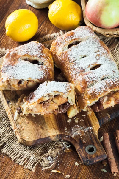 アップル レーズン シナモンと伝統的なパフペーストリーのStrudel — ストック写真