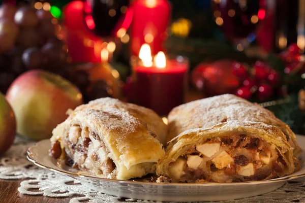 Elma Üzüm Tarçın Ile Geleneksel Puf Böreği Strudel Noel Masa — Stok fotoğraf