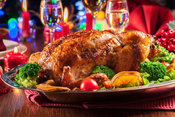 Gebackenes Oder Gebratenes Hühnchen Auf Dem Weihnachtstisch Weihnachtsessen — Stockfoto