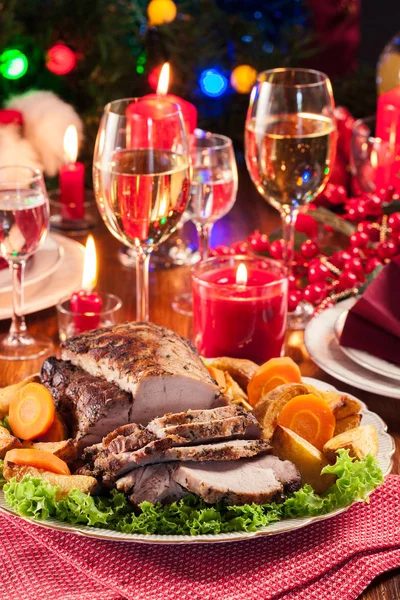 Geroosterde Varkensvlees Lendenen Met Gebakken Aardappelen Groenten Kerstsfeer — Stockfoto