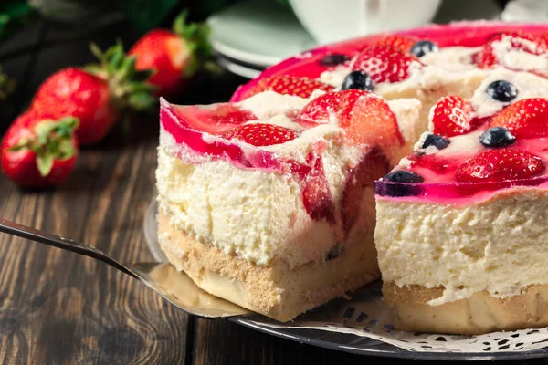 Cheesecake Med Jordgubbar Blåbär Och Gelé Tallrik — Stockfoto