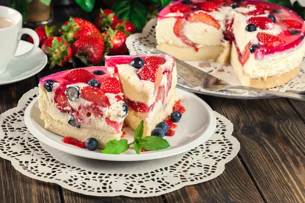 Porción Tarta Queso Con Fresas Arándanos Jalea Plato — Foto de Stock