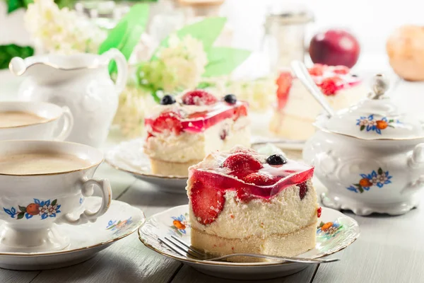 部分芝士蛋糕与草莓 蓝莓和果冻服务与杯咖啡 — 图库照片