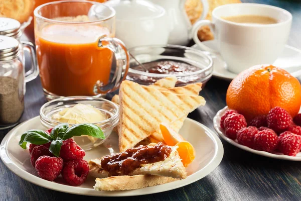 Mesa Desayuno Fresca Continental Con Mermelada Pan Tostado —  Fotos de Stock