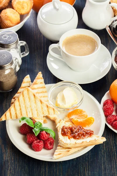 Vers Continentaal Ontbijt Tafel Met Jam Toast Bovenaanzicht — Stockfoto