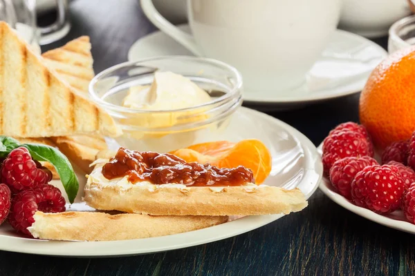 新鲜的 欧陆式的早餐桌 加果酱吐司 — 图库照片