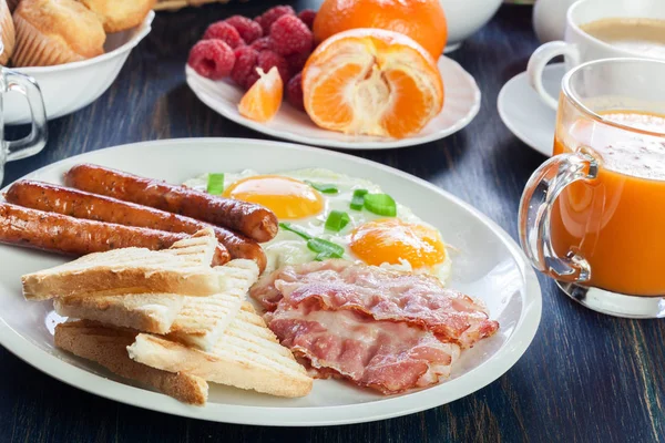 Colazione Inglese Fresca Con Salsiccia Uova Pane Tostato — Foto Stock