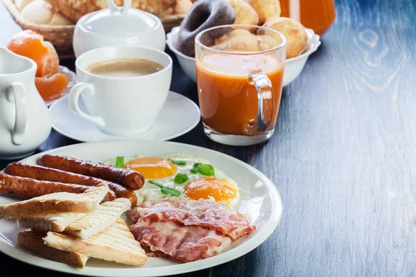 Desayuno Inglés Fresco Con Salchichas Huevos Tostadas —  Fotos de Stock