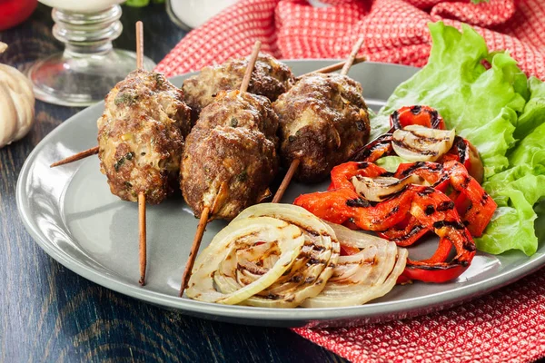 Sabroso Kofta Kebab Con Pimentón Parrilla Cebolla Servida Con Ayran —  Fotos de Stock