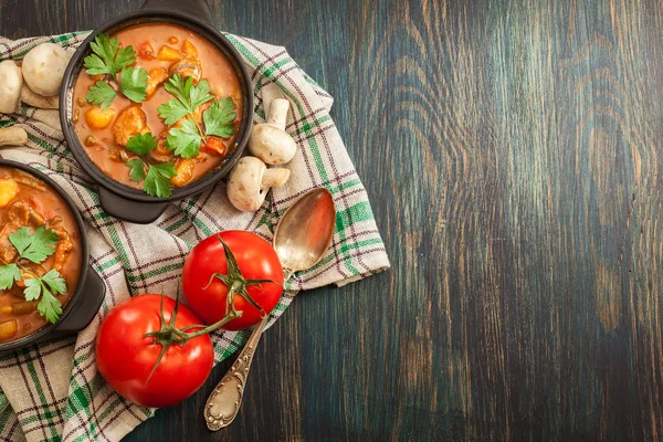 炖汤配肉 蘑菇和红辣椒在碗里 顶部视图 — 图库照片
