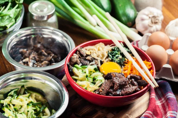 Bibimbap Rijst Met Rundvlees Groenten Traditionele Koreaanse Schotel — Stockfoto