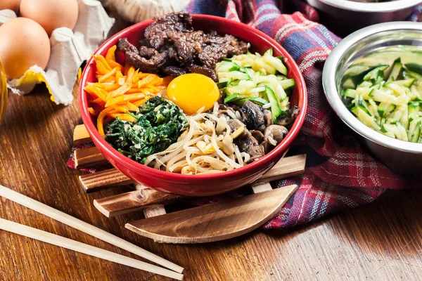 Bibimbap Pirinç Sığır Eti Sebze Ile Geleneksel Kore Yemeği — Stok fotoğraf